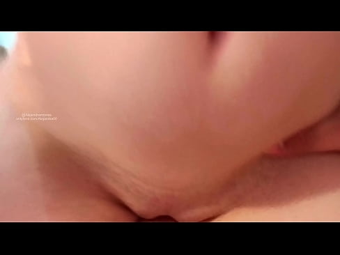 ❤️ Nire ahizparen gelan lo egiten eta horrela esnatu nintzen ❤ Etxeko pornoa gugan ❤