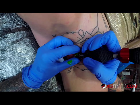 ❤️ Sully Savage-k izugarri tatuatu zuen klitorian tatuaje bat egin zuen ❤ Etxeko pornoa gugan ❤