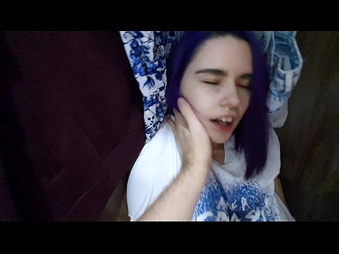 ❤️ Nire ahizpa armairuan aurkitu eta lagundu zion esperma ❤ Etxeko pornoa gugan ❤